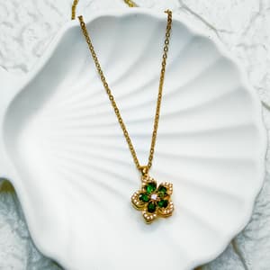 Anti tarnish Rotating pendent with green flower