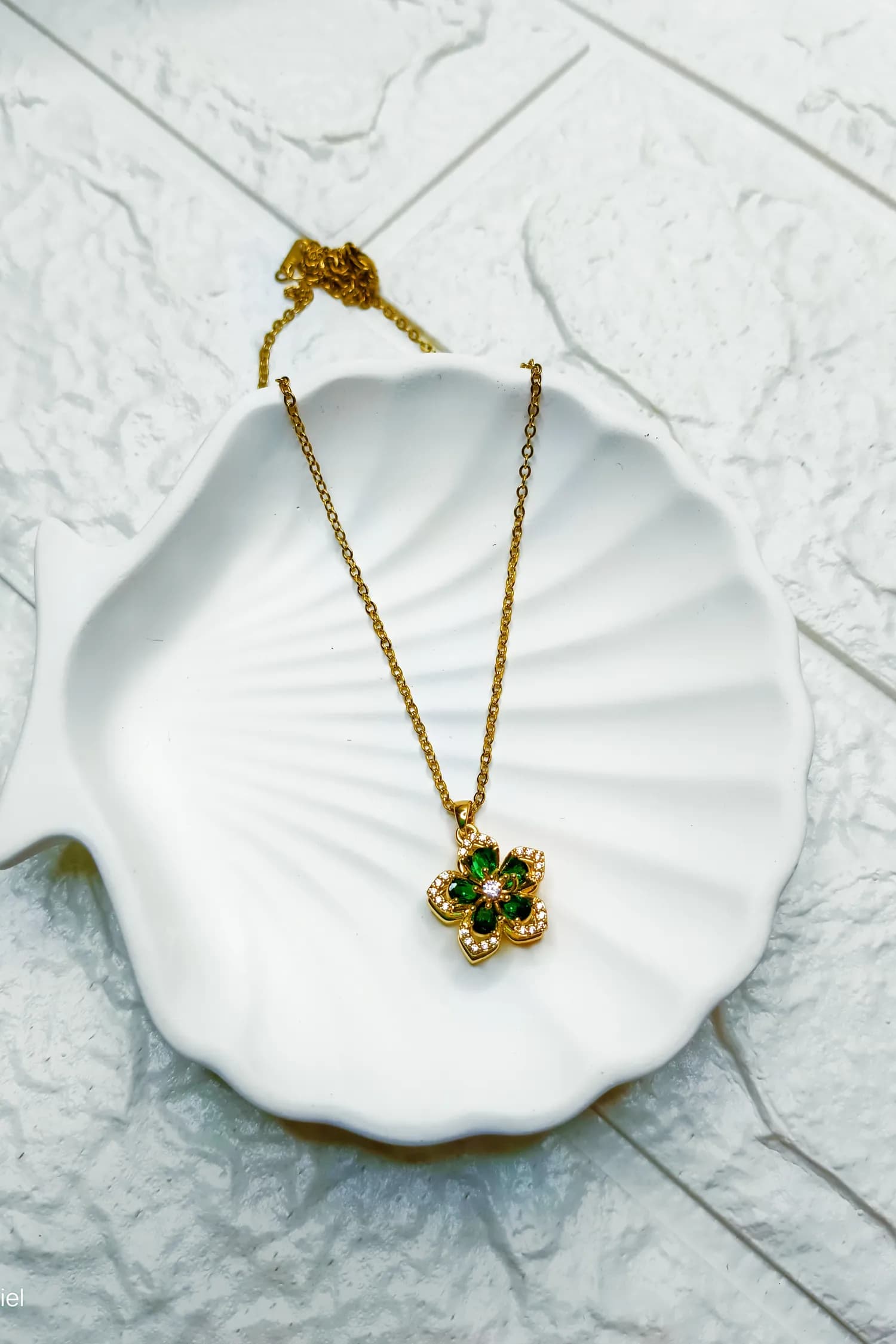 Anti tarnish Rotating pendent with green flower - Image 3