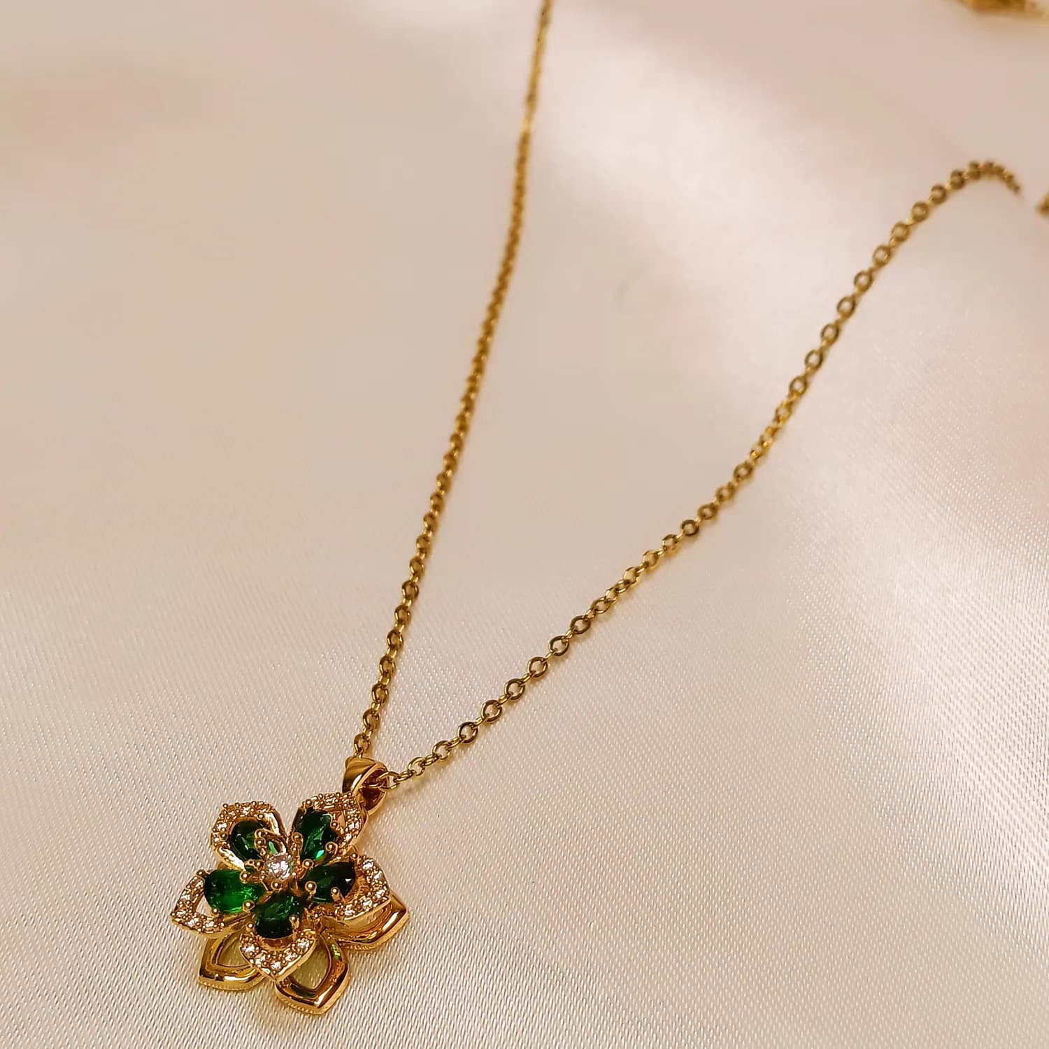 Anti tarnish Rotating pendent with green flower - Image 2