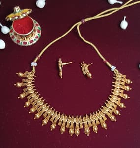 Leaf and bead motif pattern