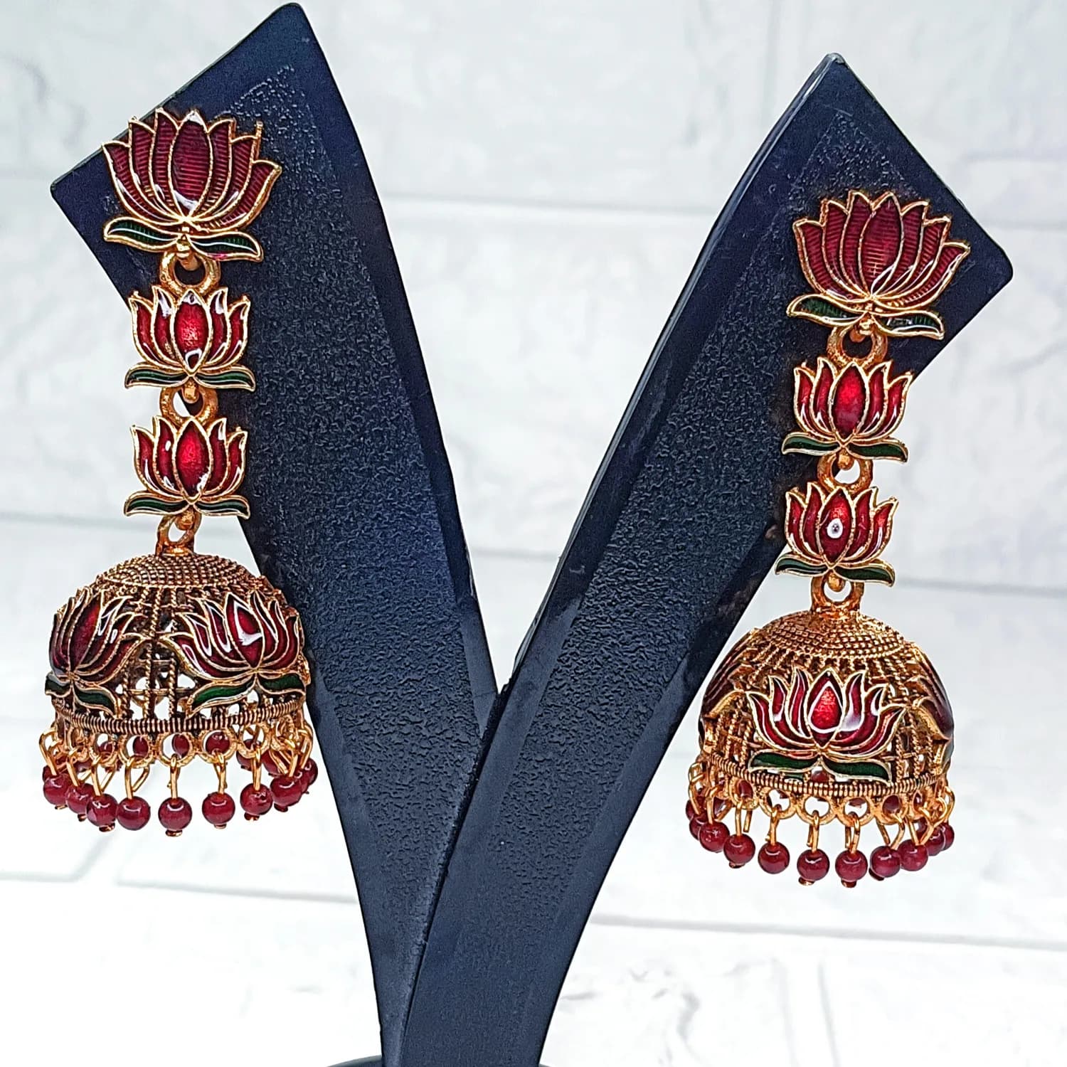 Triple lotus motif with engraved dome - Image 1