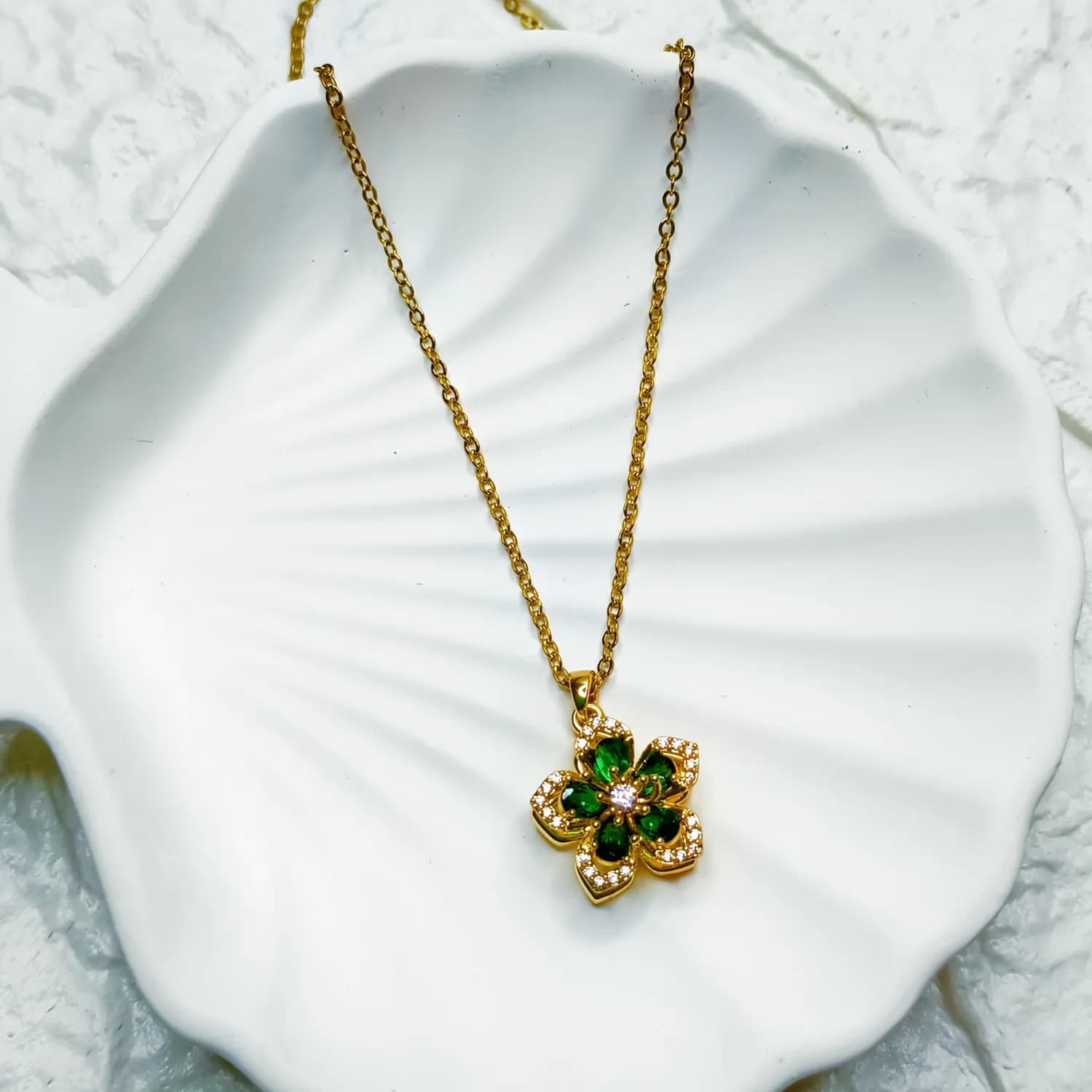 Anti tarnish Rotating pendent with green flower - Image 1